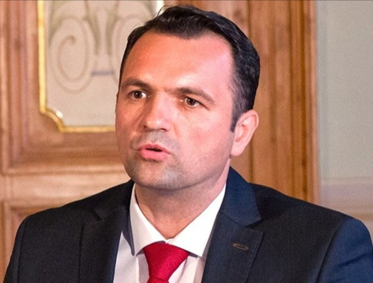 Cristian Stan îi acuză pe liberali că nu și-au plătit taxa de utilizare a domeniului public pentru corturile în care se strâng semnături!