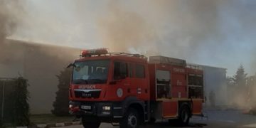 Incendiu violent la un depozit de mase plastice din Nucet!