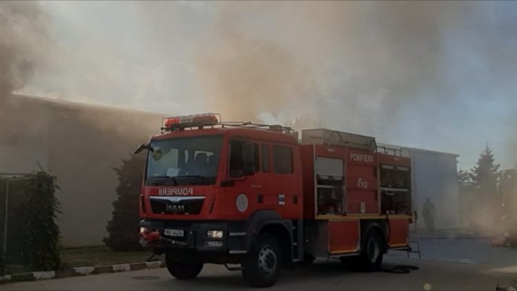 Incendiu violent la un depozit de mase plastice din Nucet!