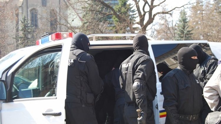 Percheziții în Dâmbovița la persoane bănuite de nerespectarea regimului armelor și munițiilor!