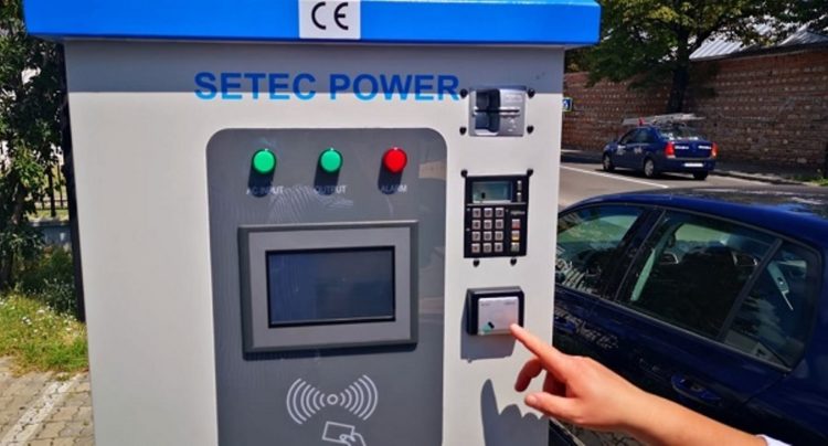 A început montarea celor patru stații electrice de reîncărcare pentru vehicule electrice!