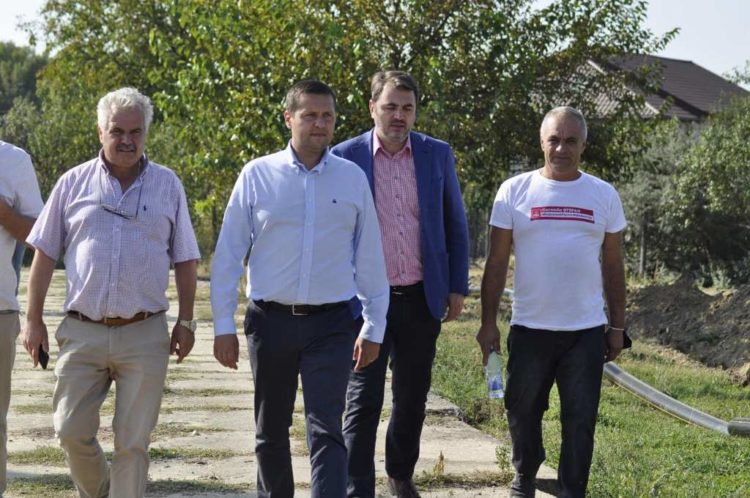 Corneliu Ștefan este aproape de oamenii din Mănești și Gura Ocniței!