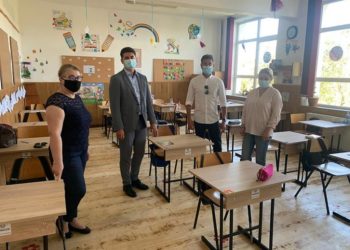 Rotary Club Târgoviște a donat 100 de bănci individuale pentru două școli din județ!