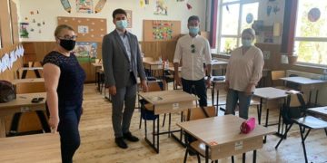 Rotary Club Târgoviște a donat 100 de bănci individuale pentru două școli din județ!