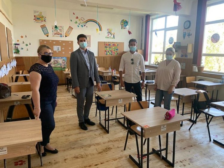 Rotary Club Târgoviște a donat 100 de bănci individuale pentru două școli din județ!