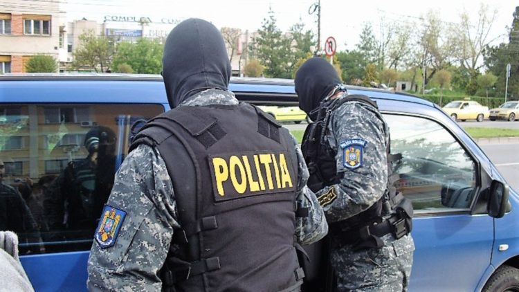 Percheziţii la persoane bănuite de evaziune fiscală şi spălare a banilor!