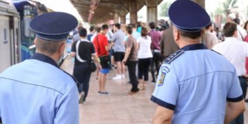 Polițiștii au întâmpinat cu sfaturi și recomandări elevii care se deplasau cu trenul către școală!