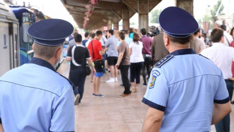 Polițiștii au întâmpinat cu sfaturi și recomandări elevii care se deplasau cu trenul către școală!