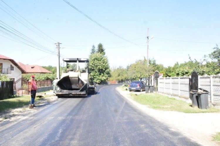 Continuă asfaltările în Dâmbovița!