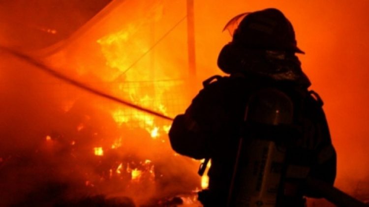 Incendiu puternic la o casă din comuna Cojasca!