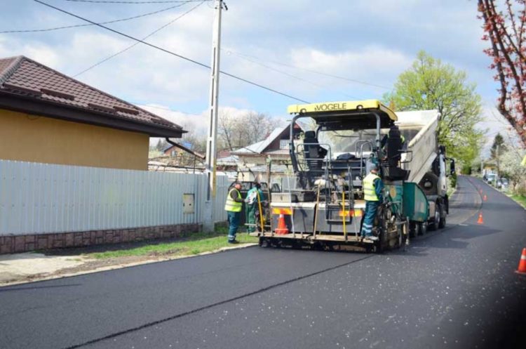 A început turnarea unui covor asfaltic între Târgoviște și Doicești!