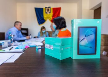 Au ajuns tabletele pentru elevii din Văcărești!
