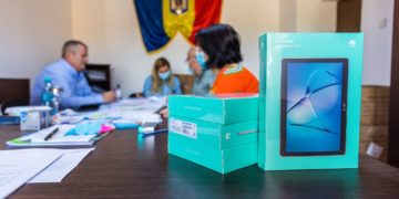 Au ajuns tabletele pentru elevii din Văcărești!