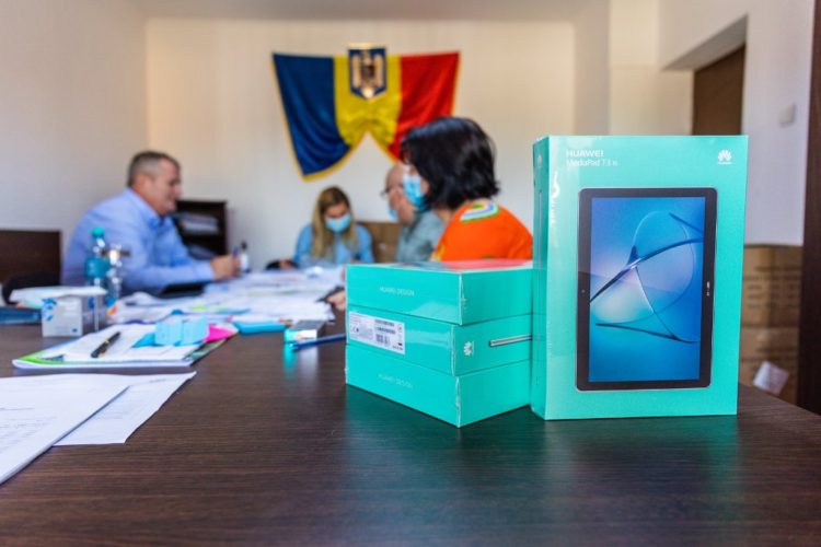 Au ajuns tabletele pentru elevii din Văcărești!
