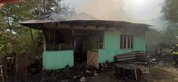 O bătrână a murit în locuința sa cuprinsă de flăcări!