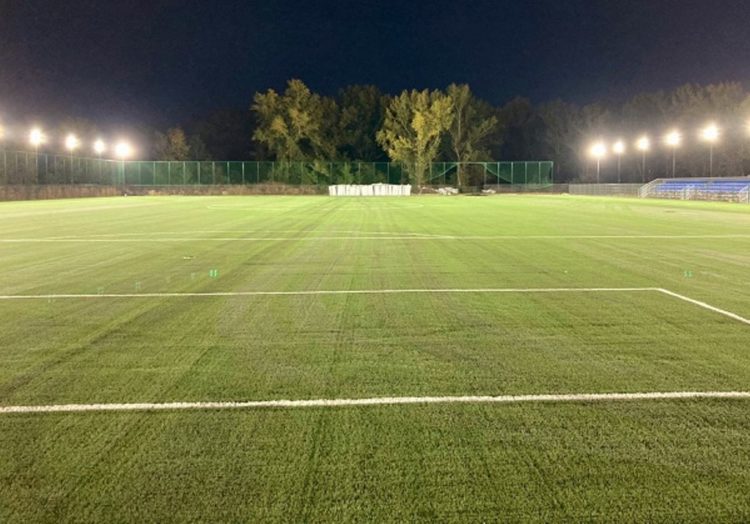 Noul teren cu gazon sintetic și nocturnă din apropierea Complexului Turistic de Natație este gata!