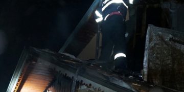 Acoperișul unei case din Văcărești a fost distrus de un incendiu violent!