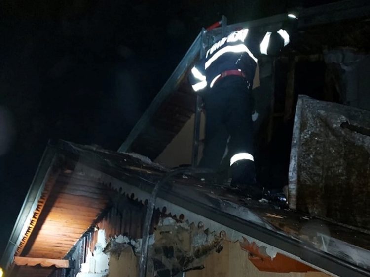 Acoperișul unei case din Văcărești a fost distrus de un incendiu violent!