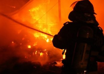 Incendiu puternic la o casă din Vulcana Băi!