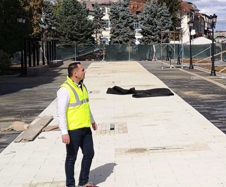 Continuă lucrările în Piața Revoluției!