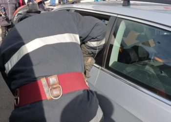 Un copil de 4 luni a rămas blocat într-o mașină!