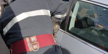 Un copil de 4 luni a rămas blocat într-o mașină!