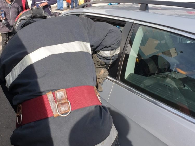 Un copil de 4 luni a rămas blocat într-o mașină!