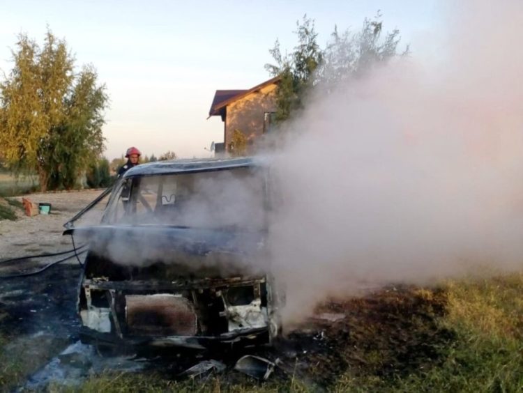 Incendiu izbucnit la o autoutilitară stationată pe raza comunei Potlogi!