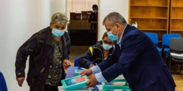 Primăria Văcărești a început distribuirea tabletelor pentru elevi!
