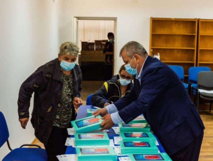 Primăria Văcărești a început distribuirea tabletelor pentru elevi!