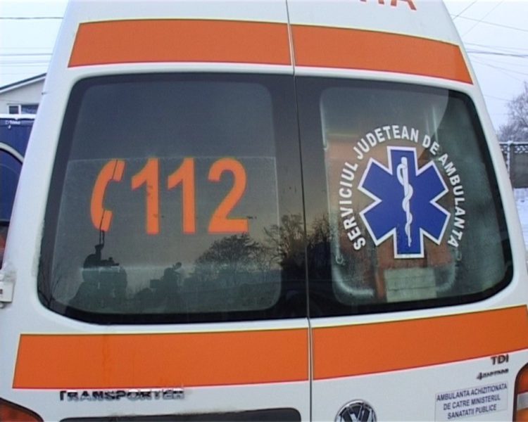 Un tânăr de 24 de ani a căzut de la etajul 4!