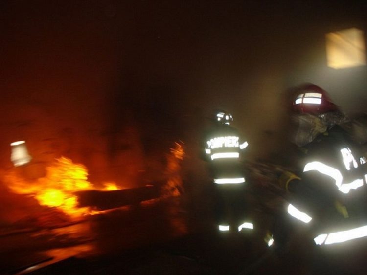 Casă cuprinsă de flăcări în comuna Conțești!