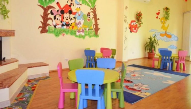 Noi clase școlare și grupe de grădiniță din Dâmbovița au intrat în scenariul roșu!