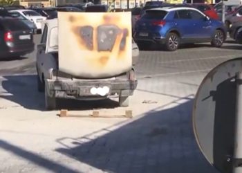 O mașină a luat foc în parcarea unui supermarket!