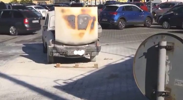 O mașină a luat foc în parcarea unui supermarket!