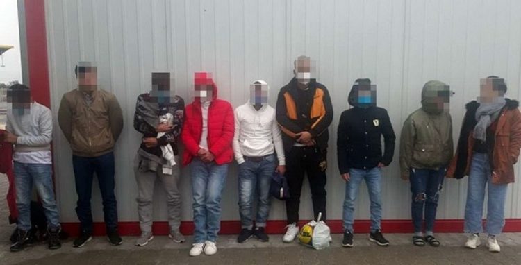 9 migranți din Vietnam au fost prinși încercând să iasă ilegal din țară!