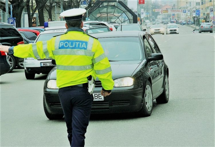 Un bărbat de 65 de ani a fost surprins la volanul unui autoturism radiat din circulație!