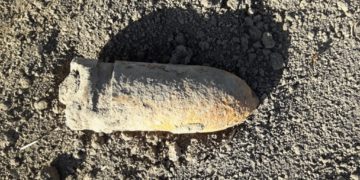 Un bărbat din Butimanu a descoperit un proiectil neexplodat în gospodăria proprie!