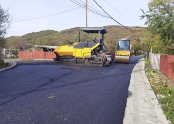 Continuă lucrările de asfaltare în comuna Aninoasa!