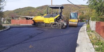 Continuă lucrările de asfaltare în comuna Aninoasa!