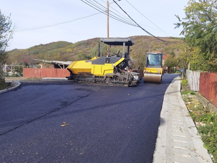 Continuă lucrările de asfaltare în comuna Aninoasa!