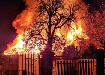 Incendiu puternic într-o gospodărie din comuna Pietroșița!