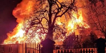 Incendiu puternic într-o gospodărie din comuna Pietroșița!