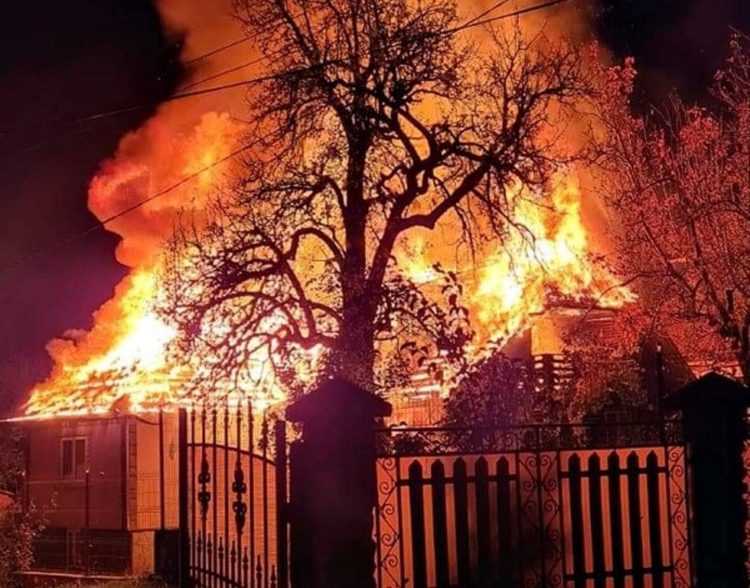 Incendiu puternic într-o gospodărie din comuna Pietroșița!