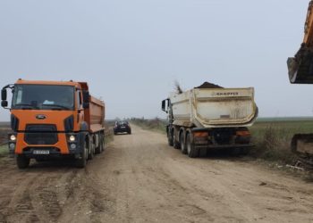 Continuă lucrările de modernizare a drumului în comuna Sălcioara!