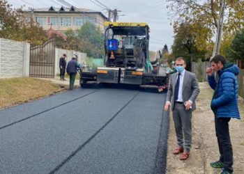 Continuă lucrările de asfaltare în comuna Răzvad!