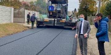 Continuă lucrările de asfaltare în comuna Răzvad!