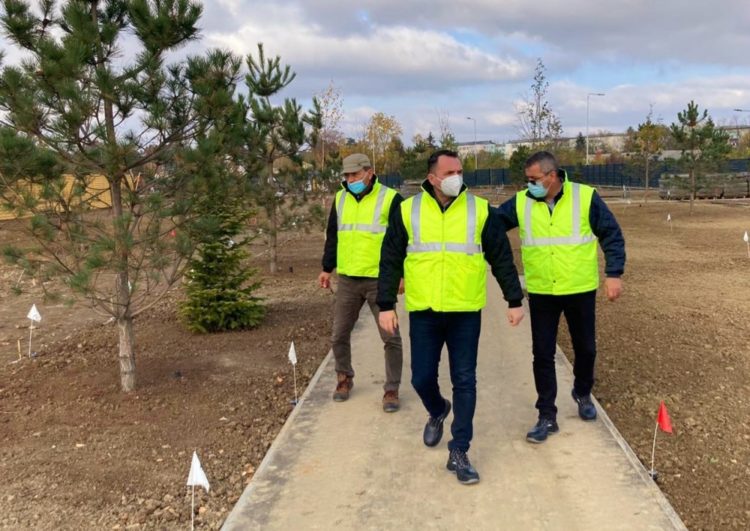 Proiectul de amenajare a noului parc din zona UM Gara se află în faza de așternere a rulourilor de gazon!