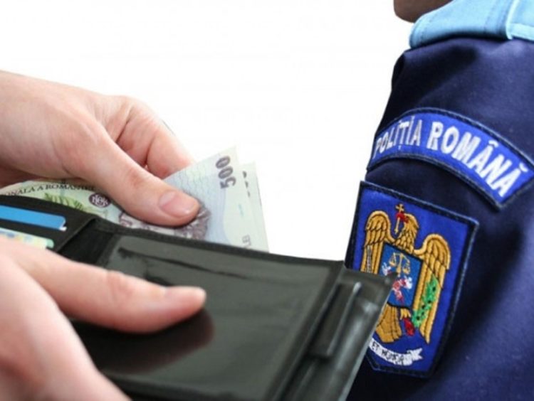 Un polițist din Dâmbovița a fost reținut pentru luare de mită!