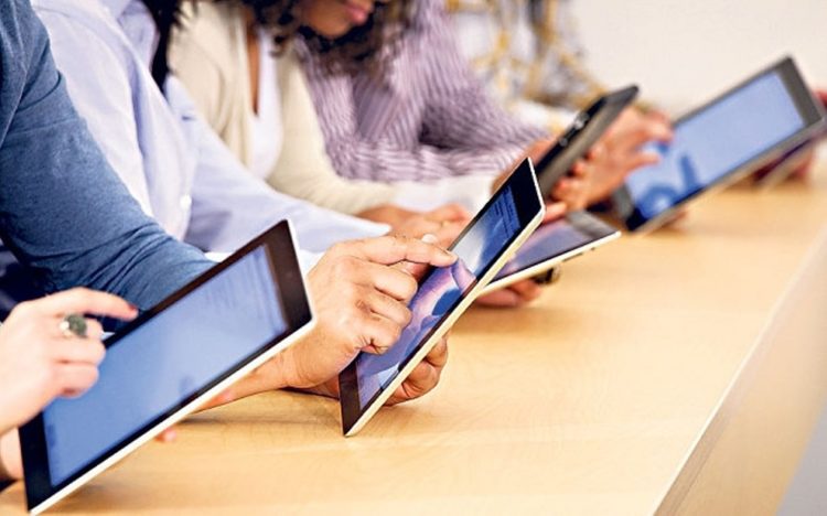 Peste 5.000 de tablete vor ajunge la copiii din Dâmbovița!